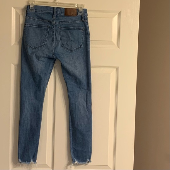 Madewell Petite 9" Mid-Rise Skinny Jeans in Frankie Wash: Torn-Knee Edition - Picture 5 of 10